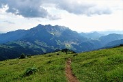 95 Scendo al parcheggio d'Alpe Arera con vista in Alben